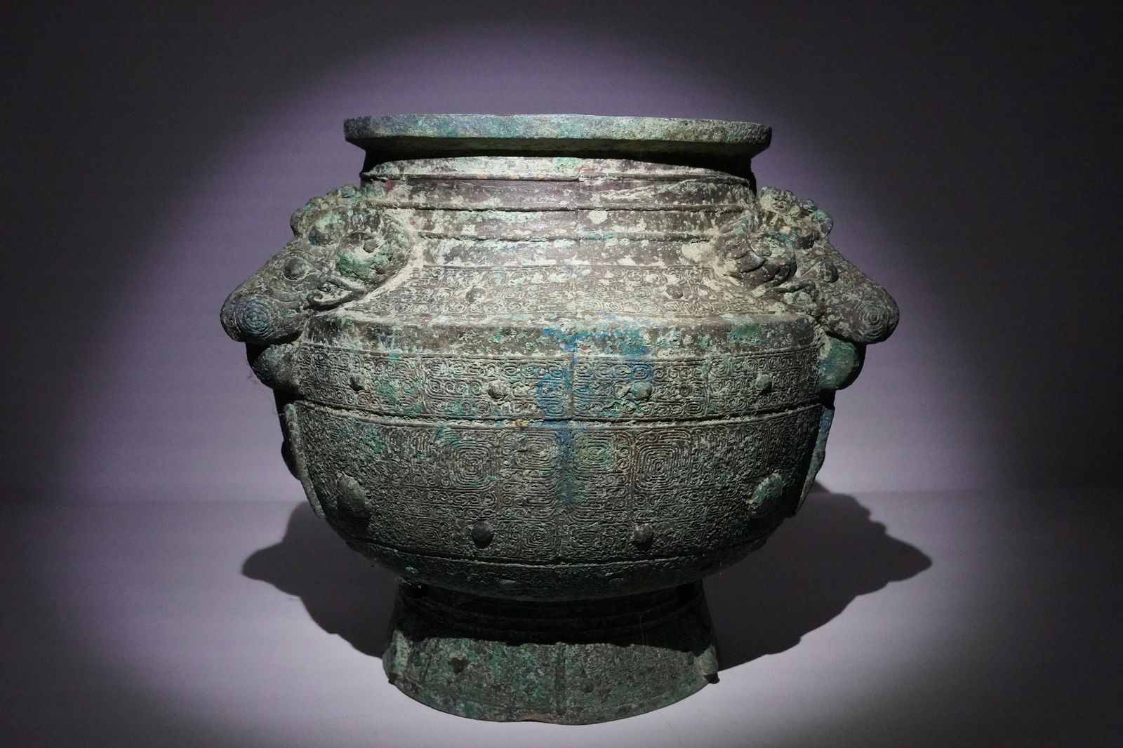 Chinese fine bronze vessel (1 of 7)