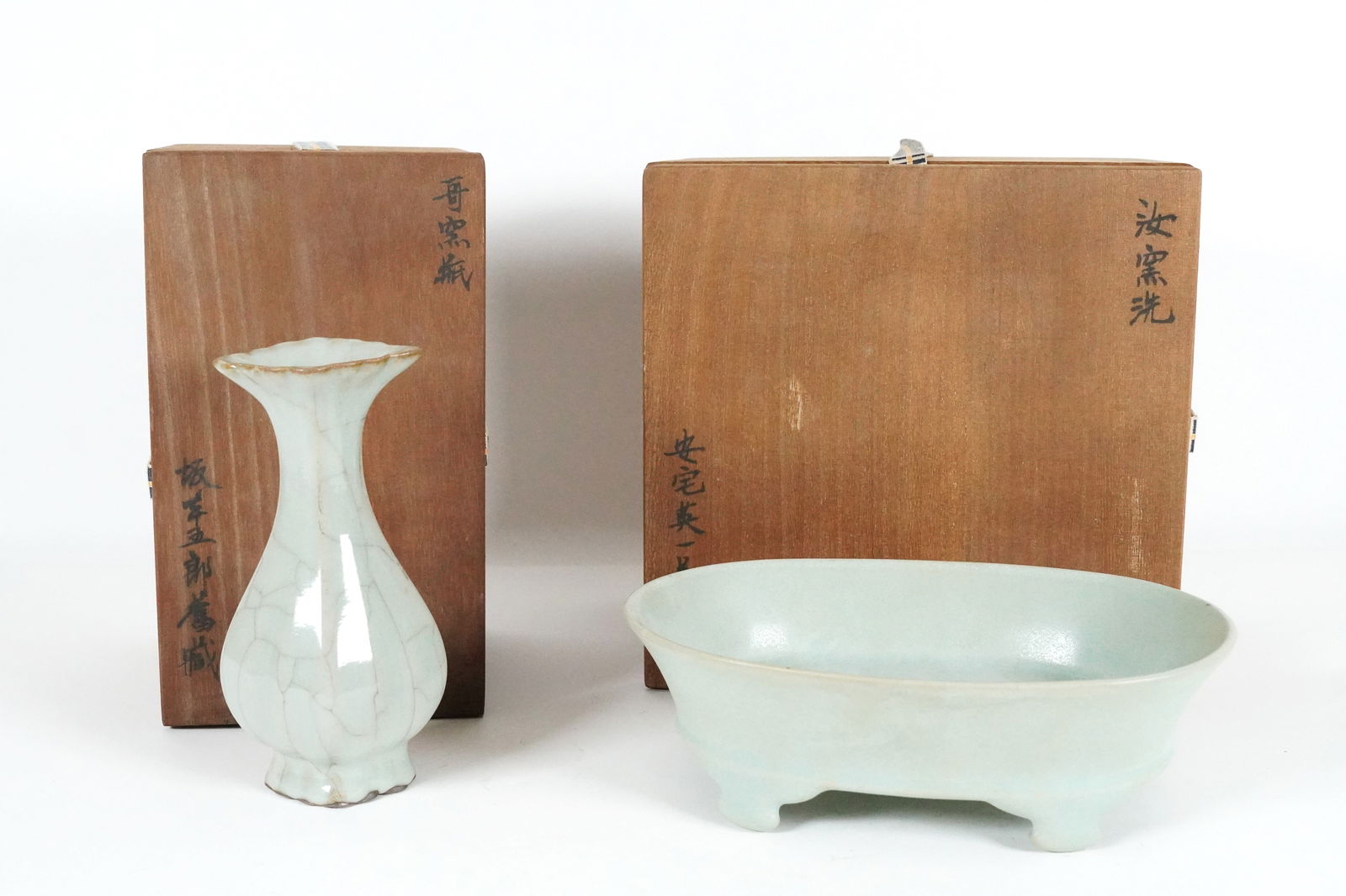 Lots Chinese celadon items: Lots Chinese fine celadon items. Largest H: 5.5" x W: 4."