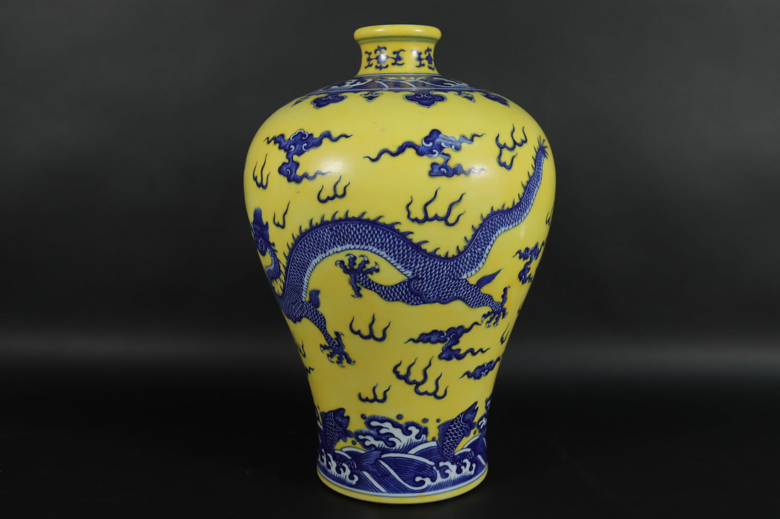 Chinese yellow dragon vase (1 of 7)