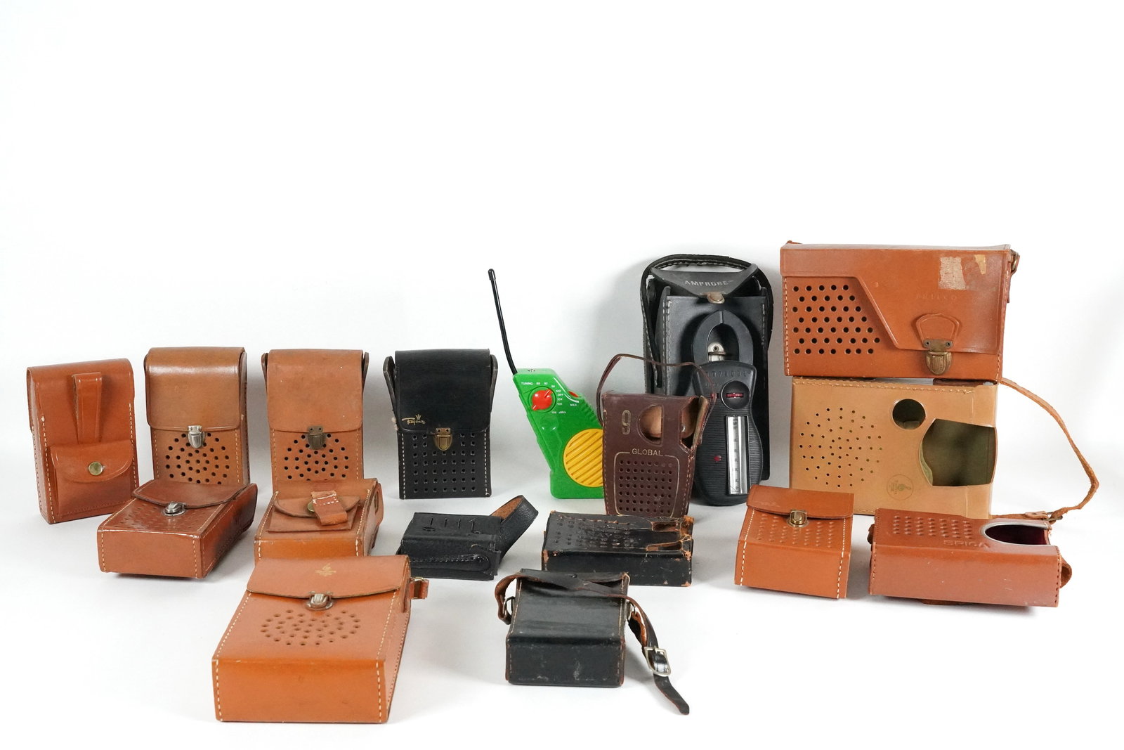 Lots of vintage transistor radio cases (1 of 7)