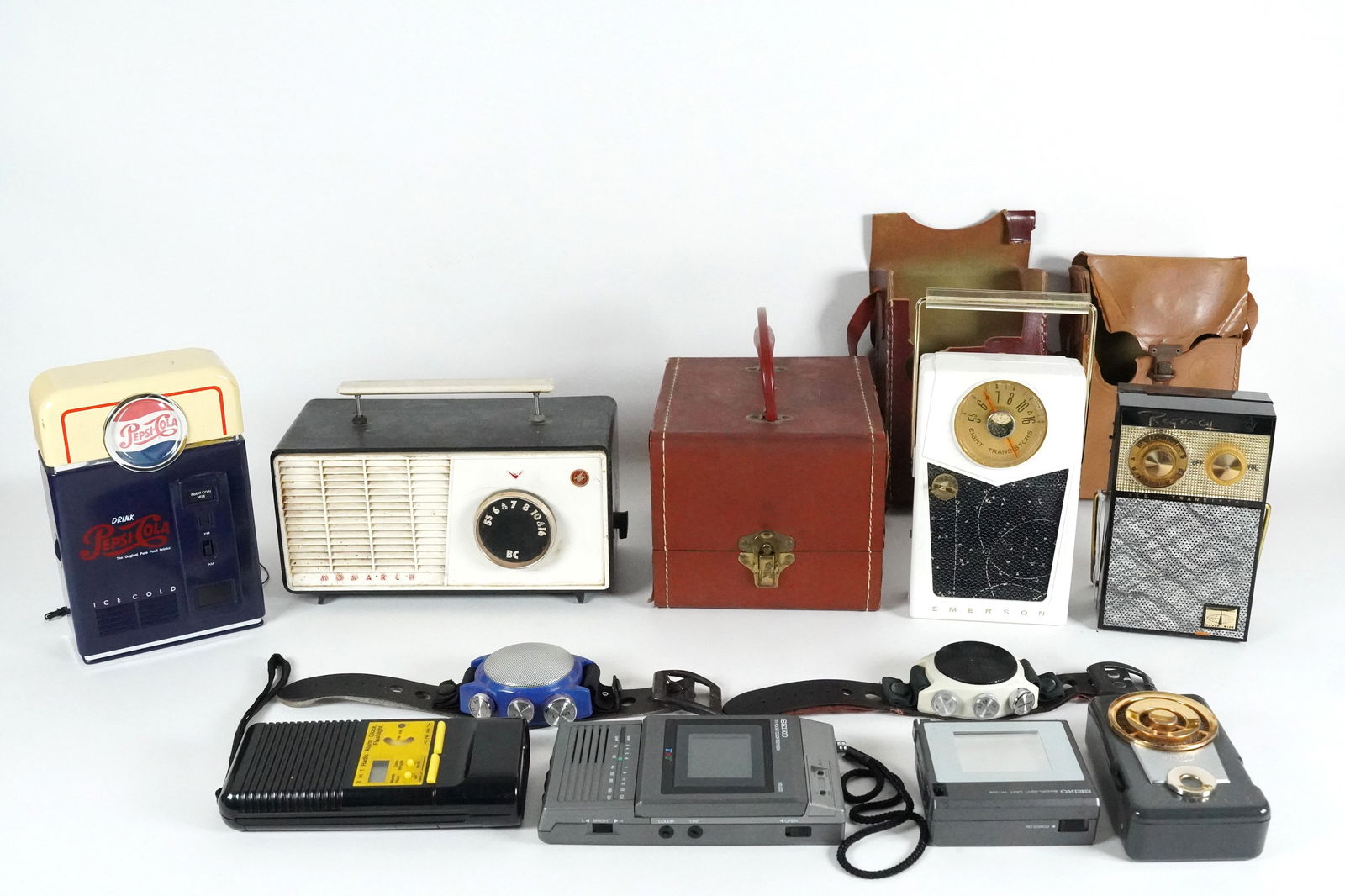 Lots of transistor radio and cases (1 of 7)