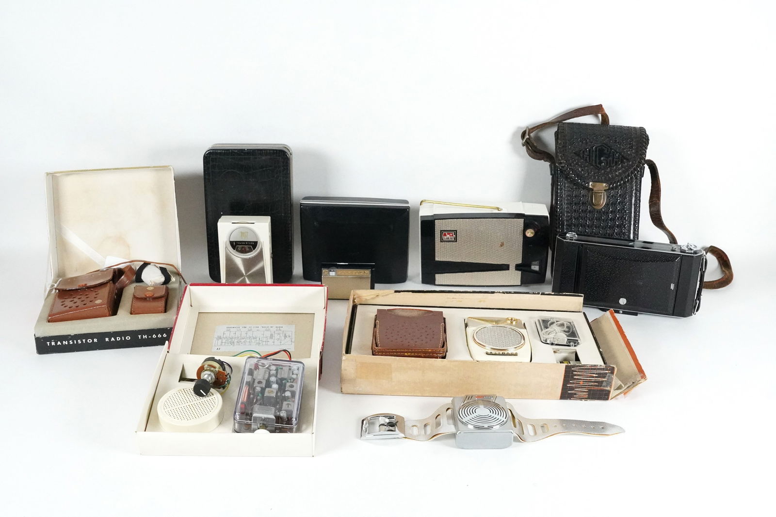 Lots of transistor radios (1 of 6)