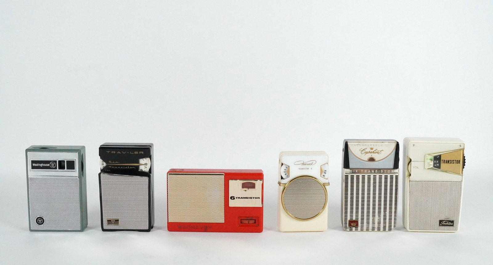 Lots of 6 transistor radios (1 of 7)