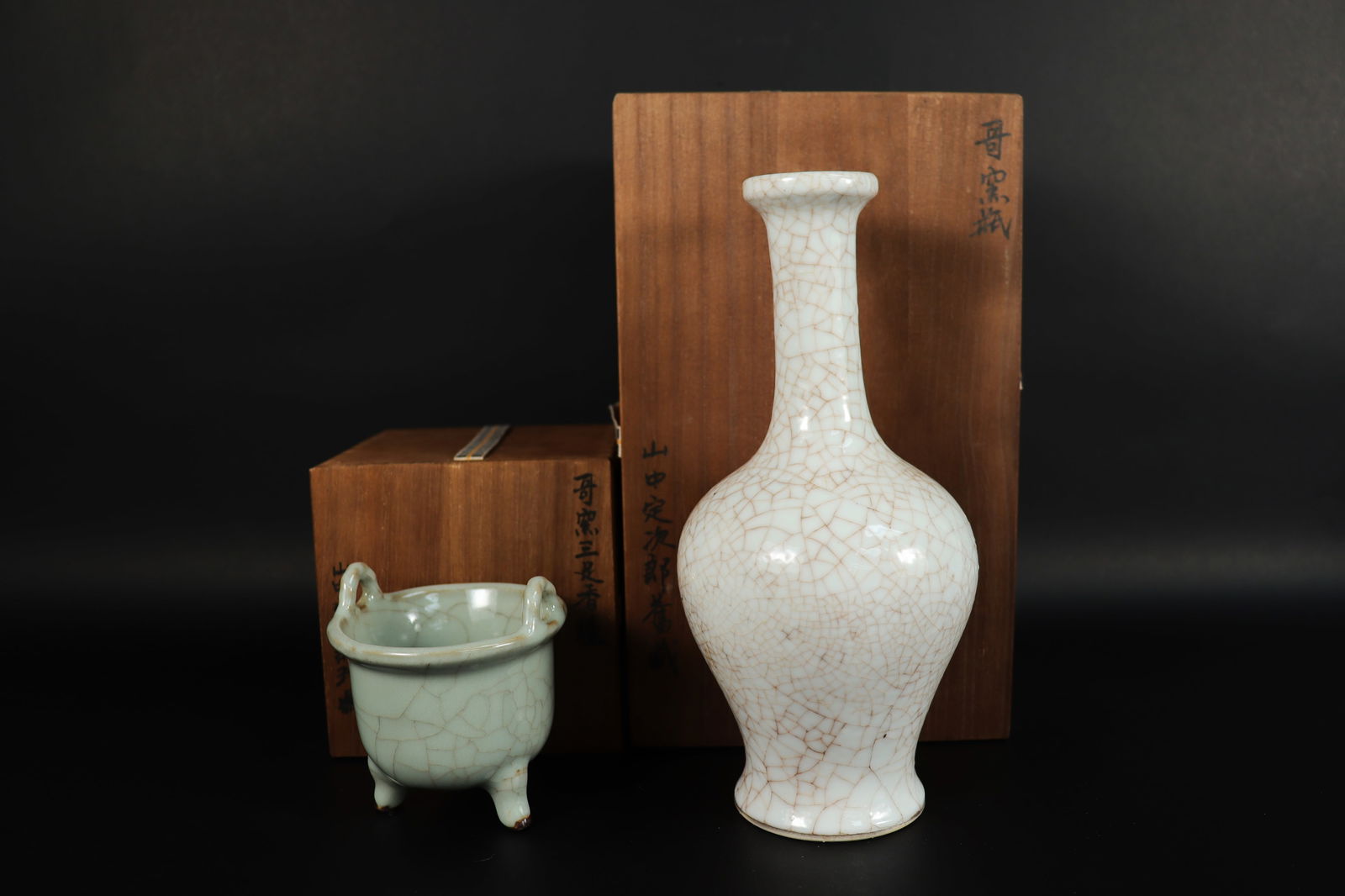 2 Chinese crackled porcelains (1 of 7)