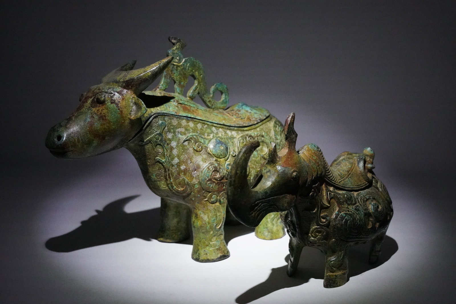 2 Chinese bronze vessels (1 of 7)