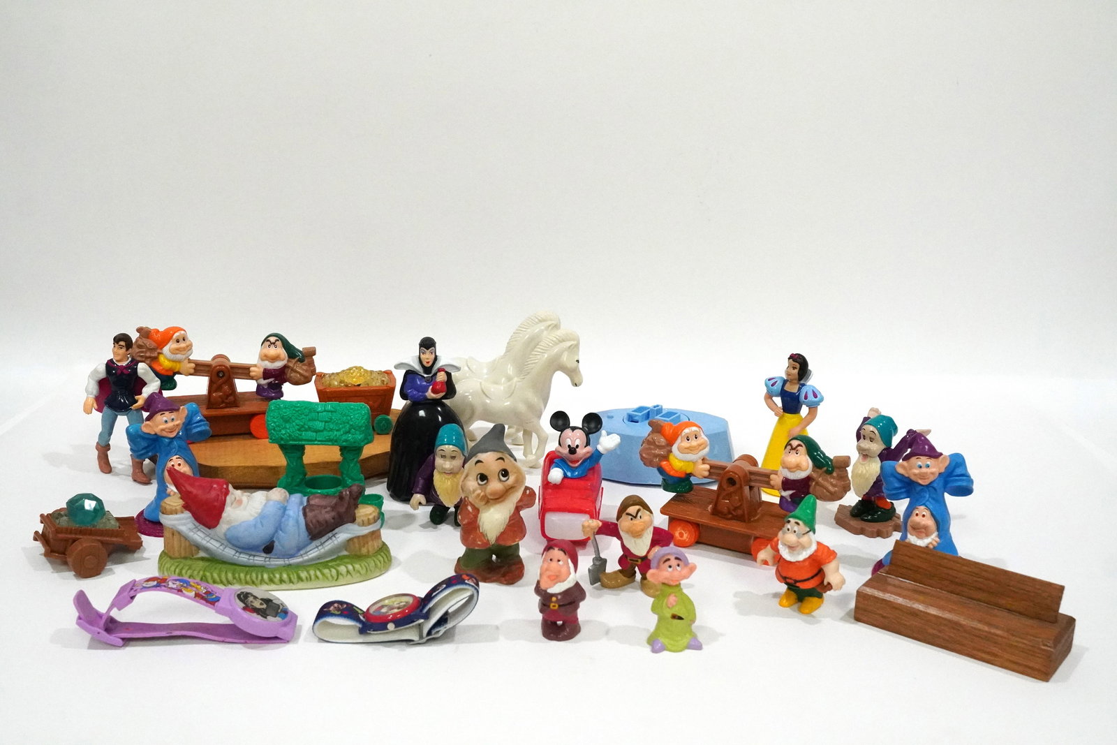 Lots Disney collectibles (1 of 6)