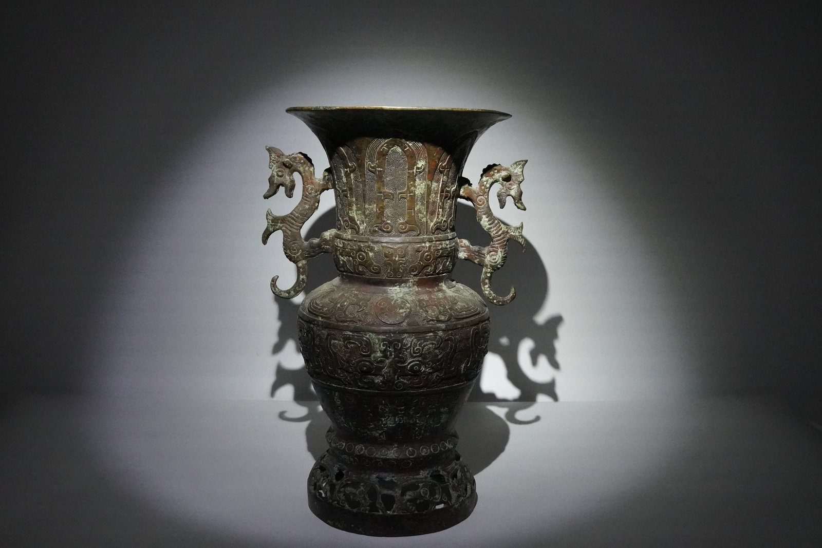 Chinese fine bronze vessel (1 of 7)