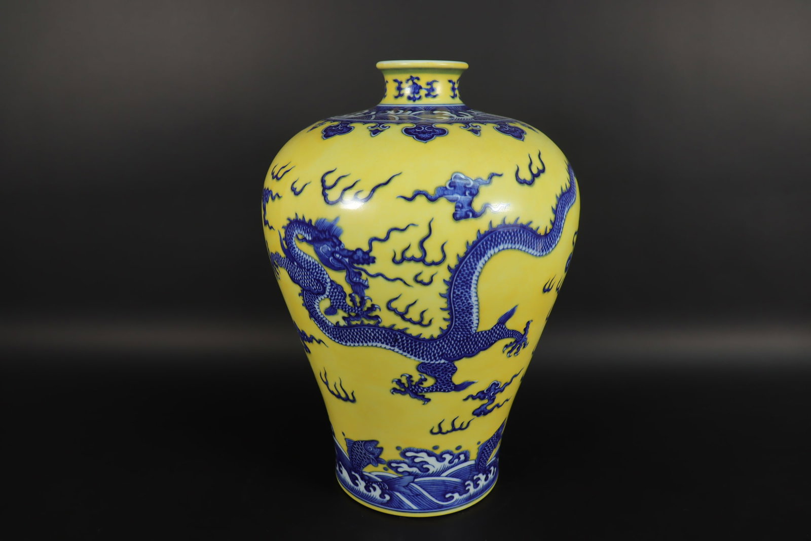 Chinese yellow dragon vase (1 of 7)