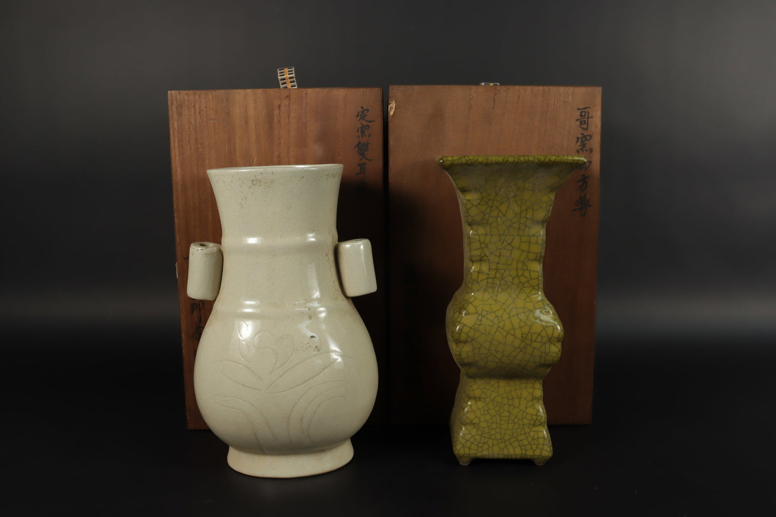 2 Chinese fine vase: 2 Chinese fine vase, with wooden storage box. H: 9" x W: 5.5."