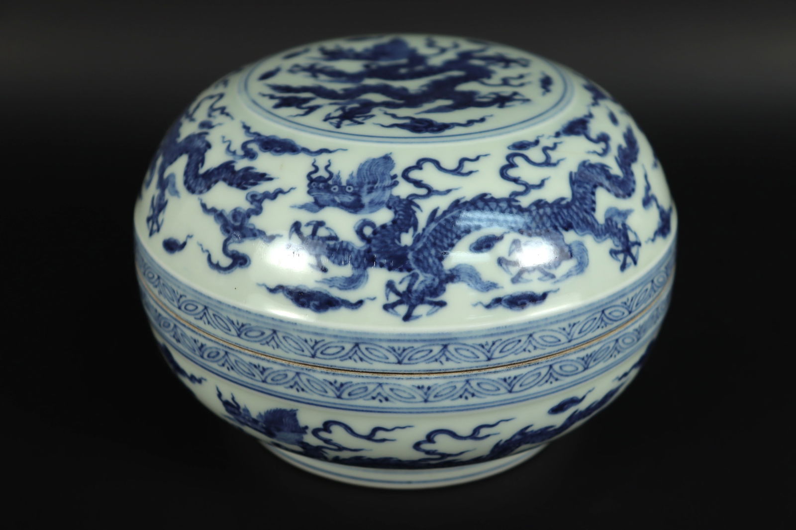 Chinese fine b/w lidded box (1 of 7)