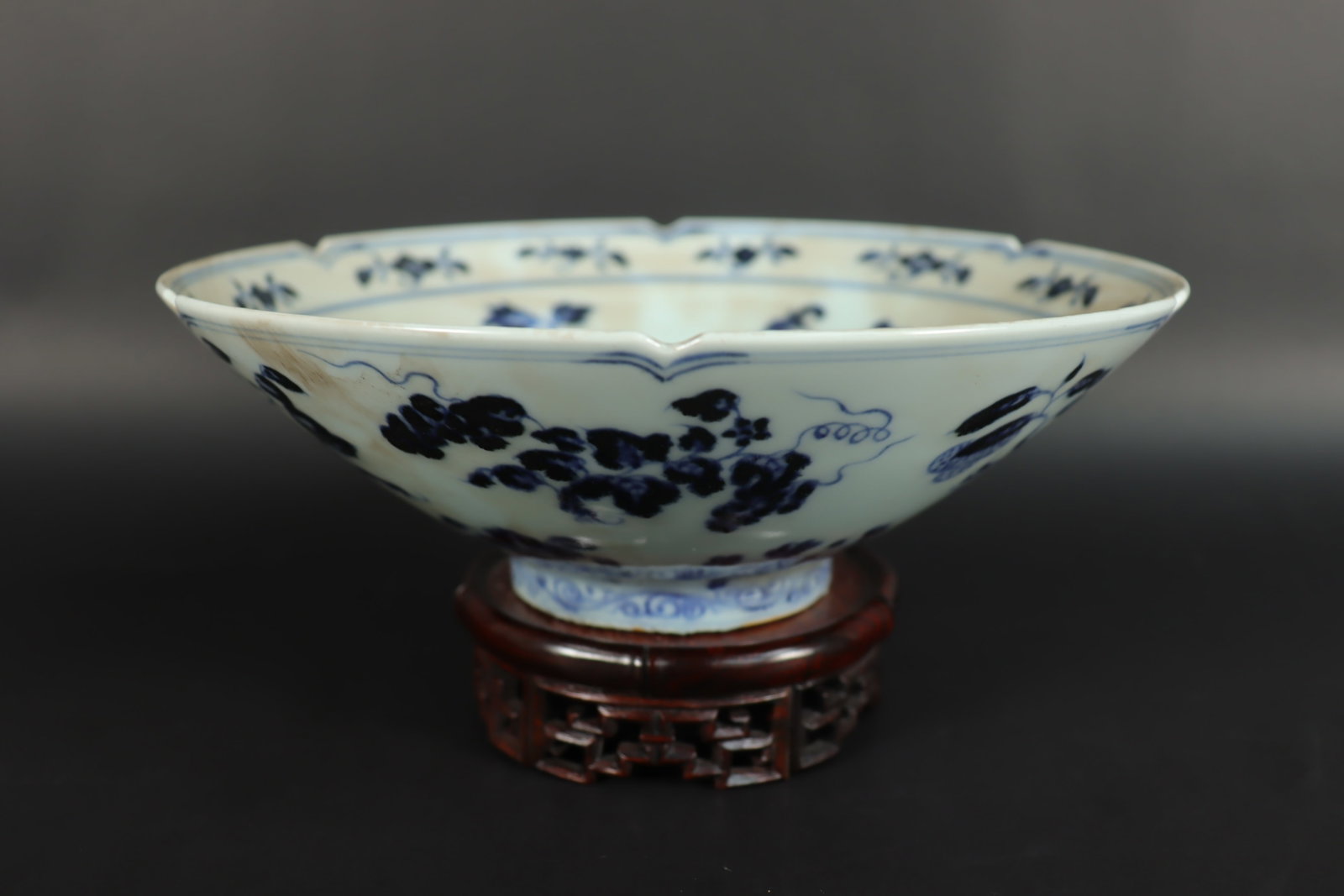 Chinese fine b/w bowl: Chinese fine blue and white bowl. H: 3" x W: 9."