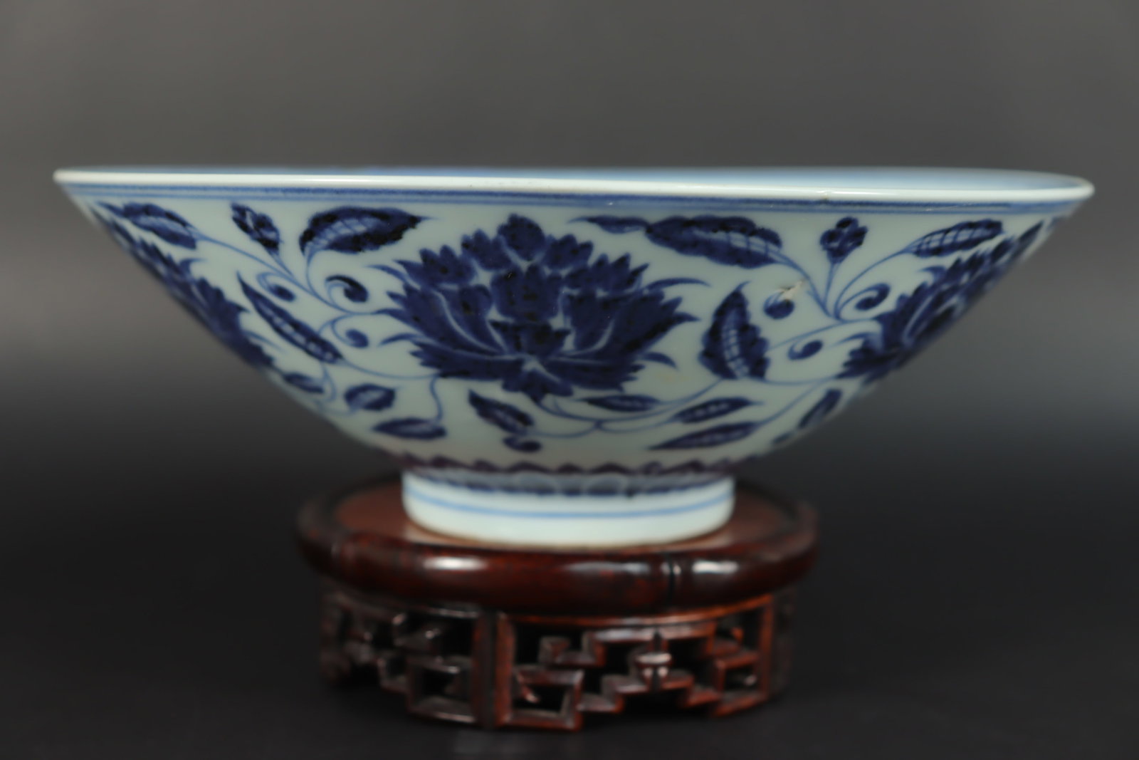 Chinese large b/w bowl: Chinese large blue and white bowl. H: 2.75" x W: 7.75."