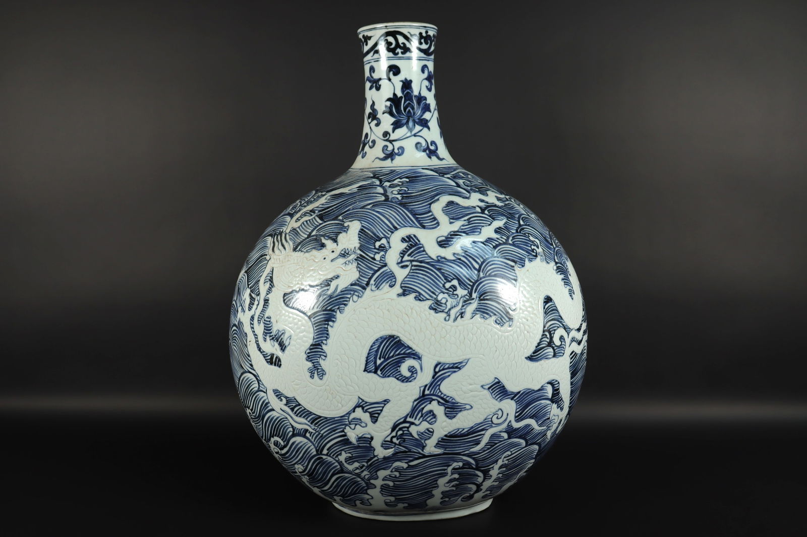Chinese fine dragon flask (1 of 7)