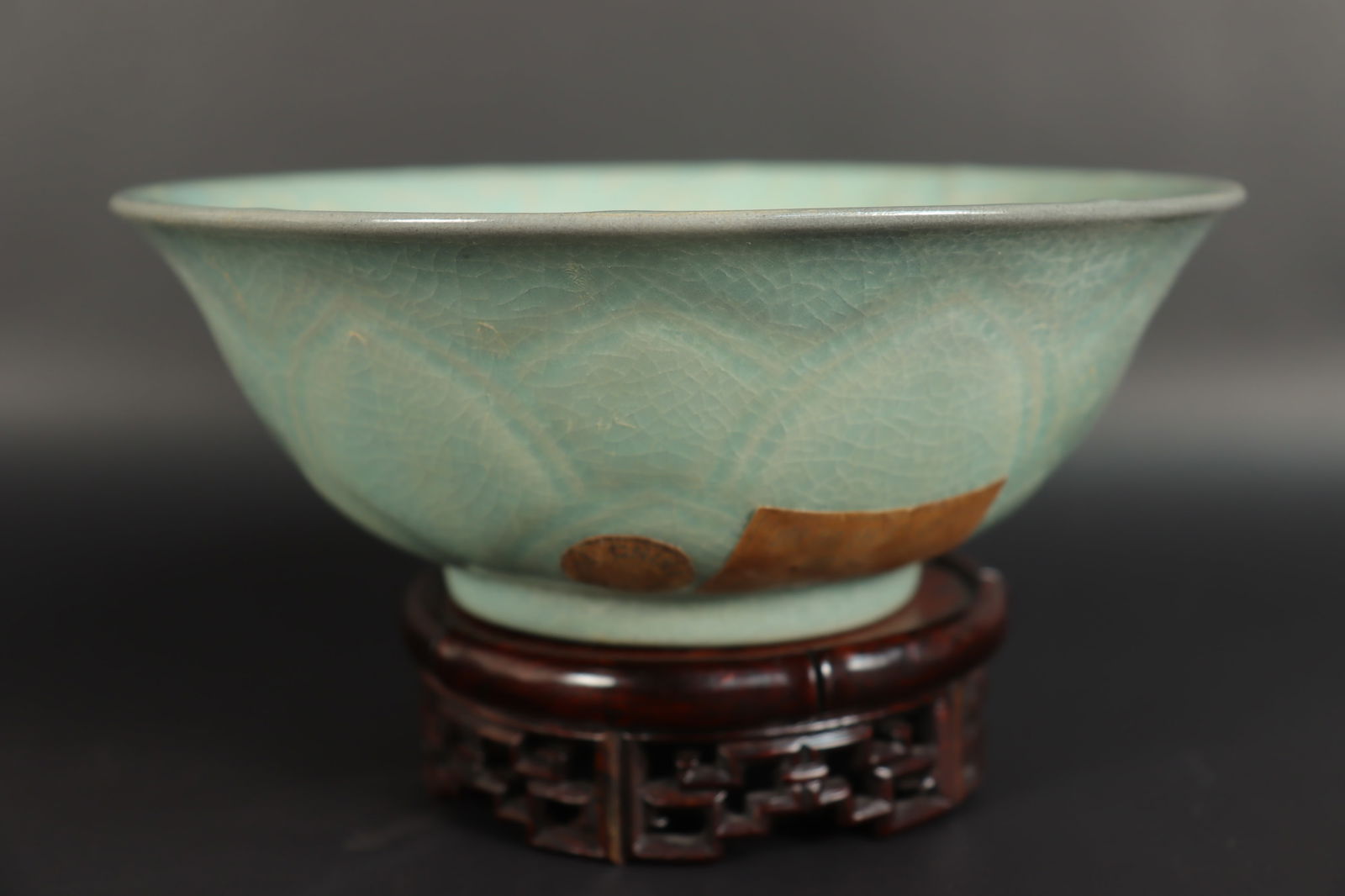 Chinese fine celadon bowl (1 of 8)