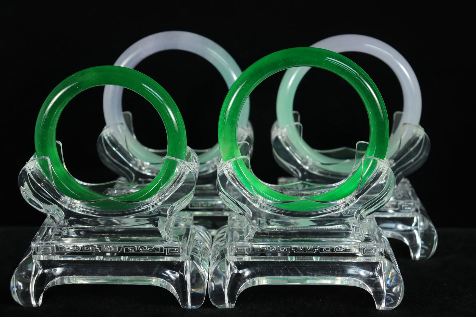 Lots Chinese fine bangles: Lots Chinese fine bangles.