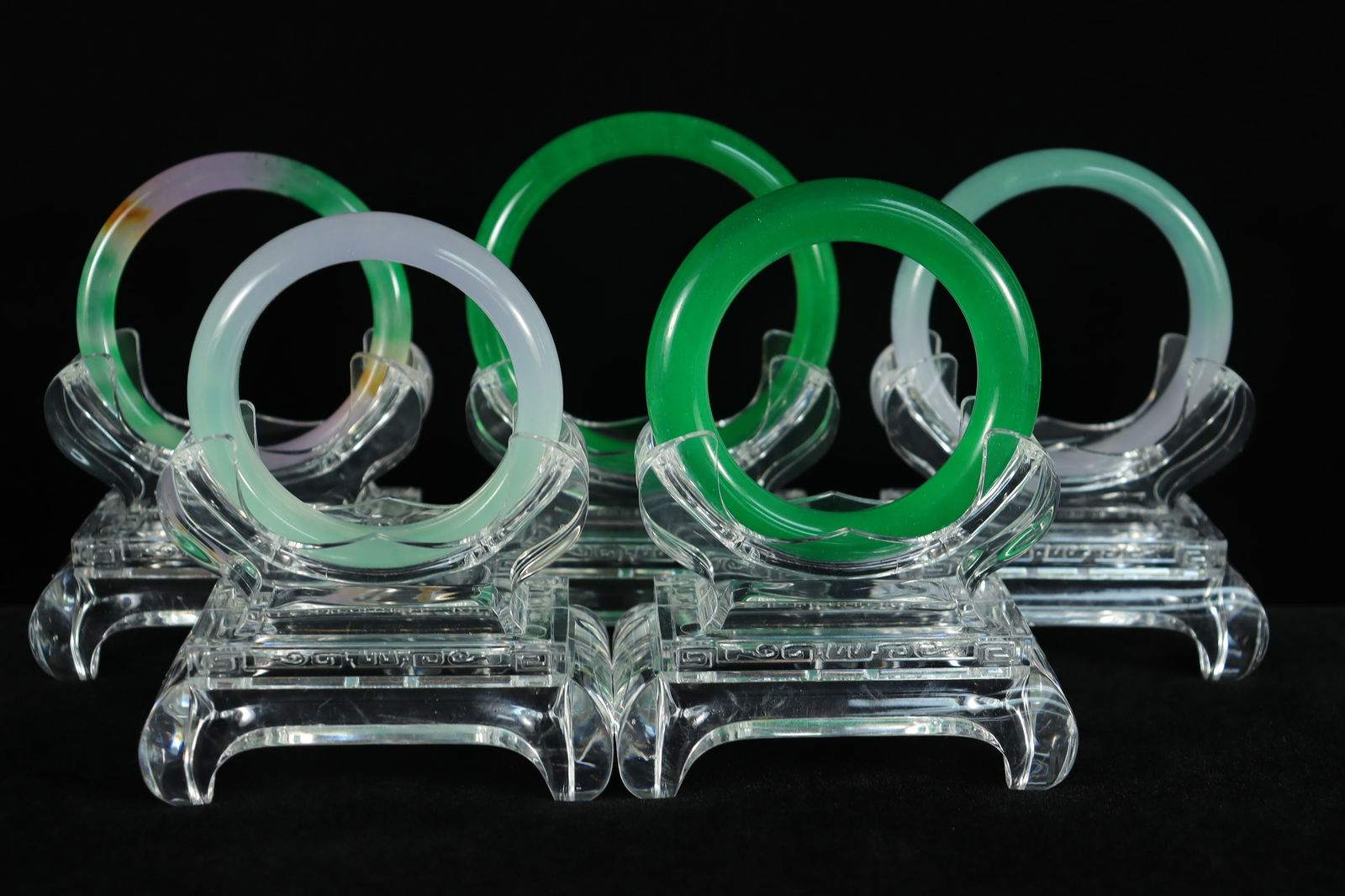 Lots Chinese fine bangles: Lots Chinese fine bangles.