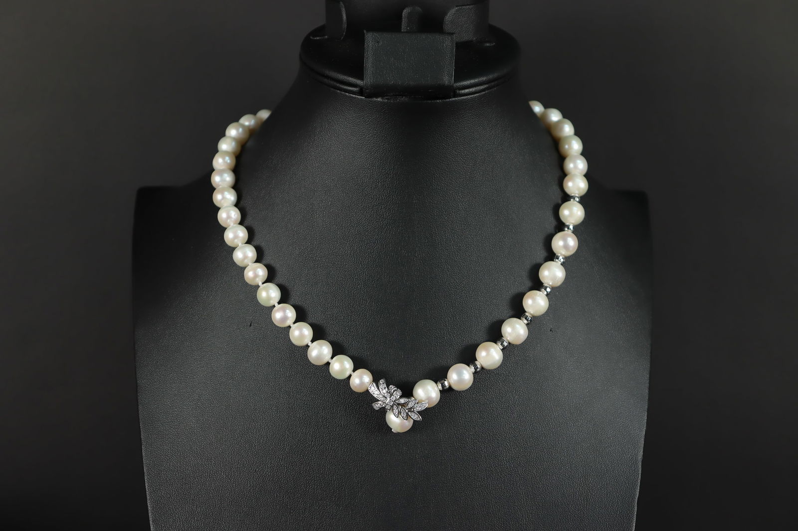 A vintage fine pearl necklace (1 of 8)