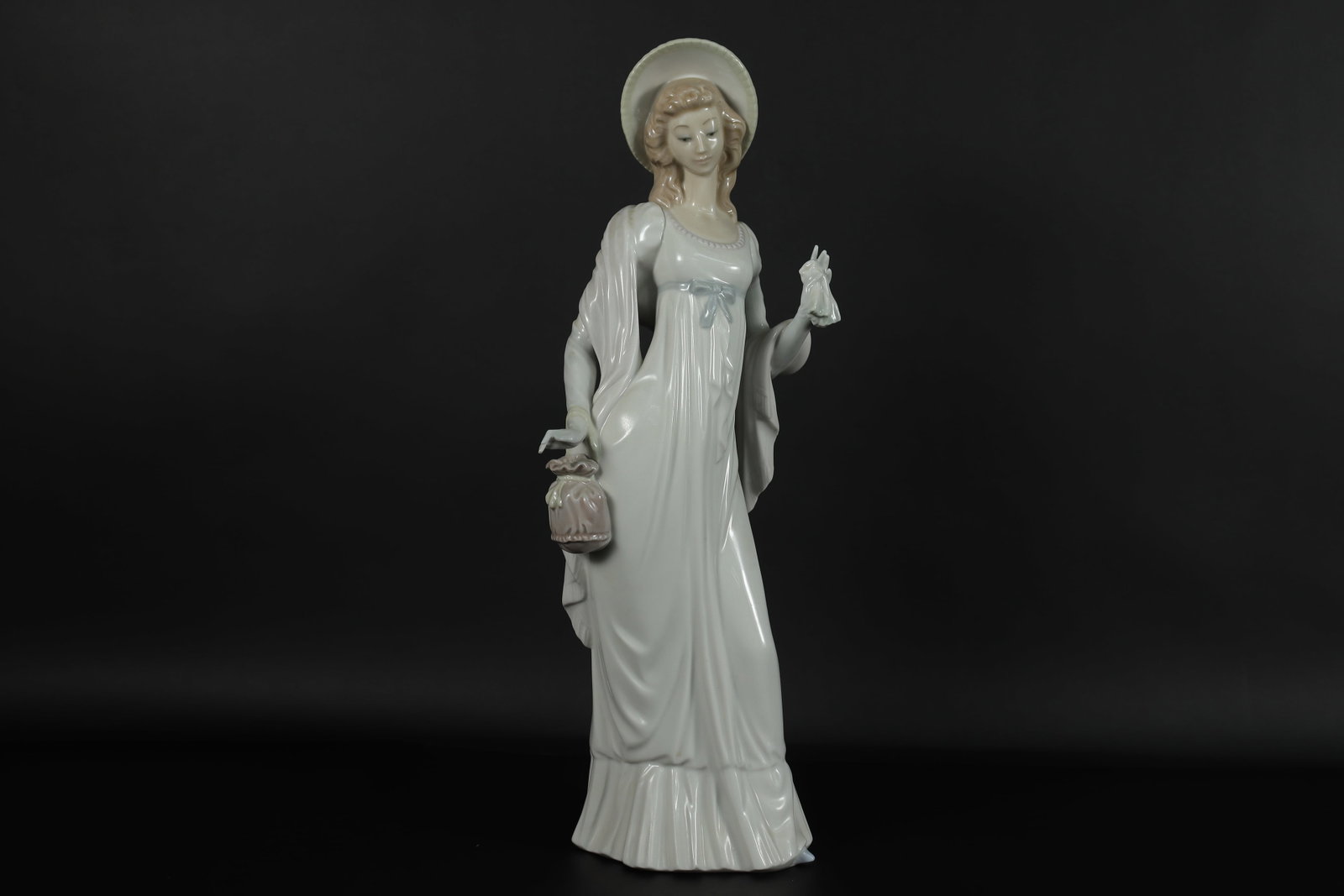 A Lladro figurine: A Lladro fine figurine. H: 15.5" x W: 6."