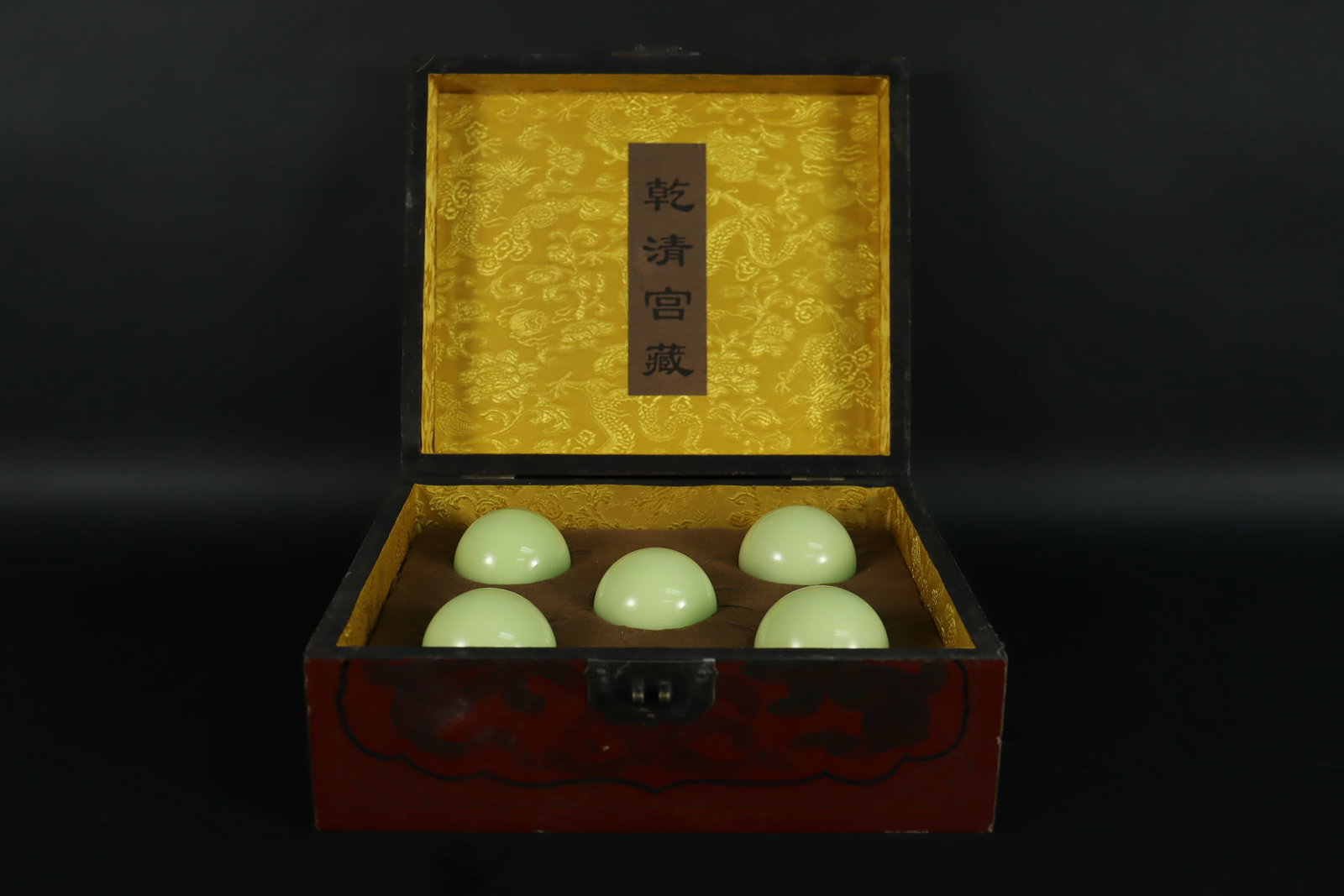 Lots Chinese glow balls: Lots Chinese glow balls in wooden box.