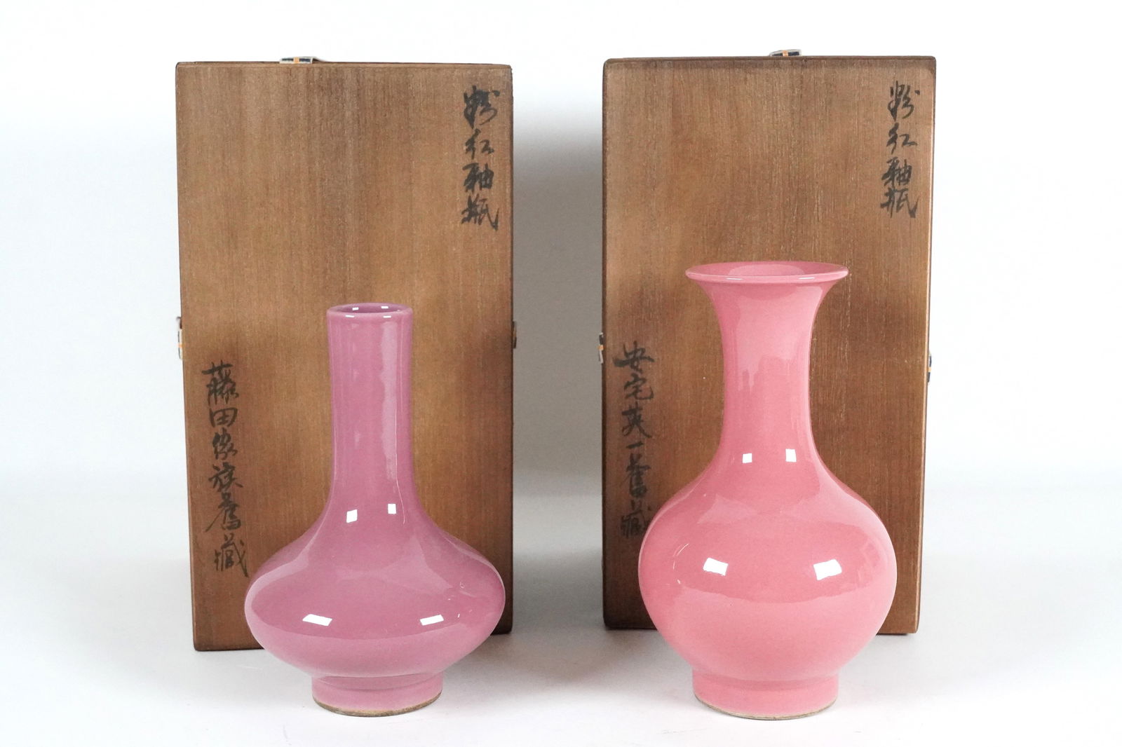Lots Chinese fine vase: Lots Chinese fine vase, with wooden storage case. Largest h: 6.7" x W: 4."