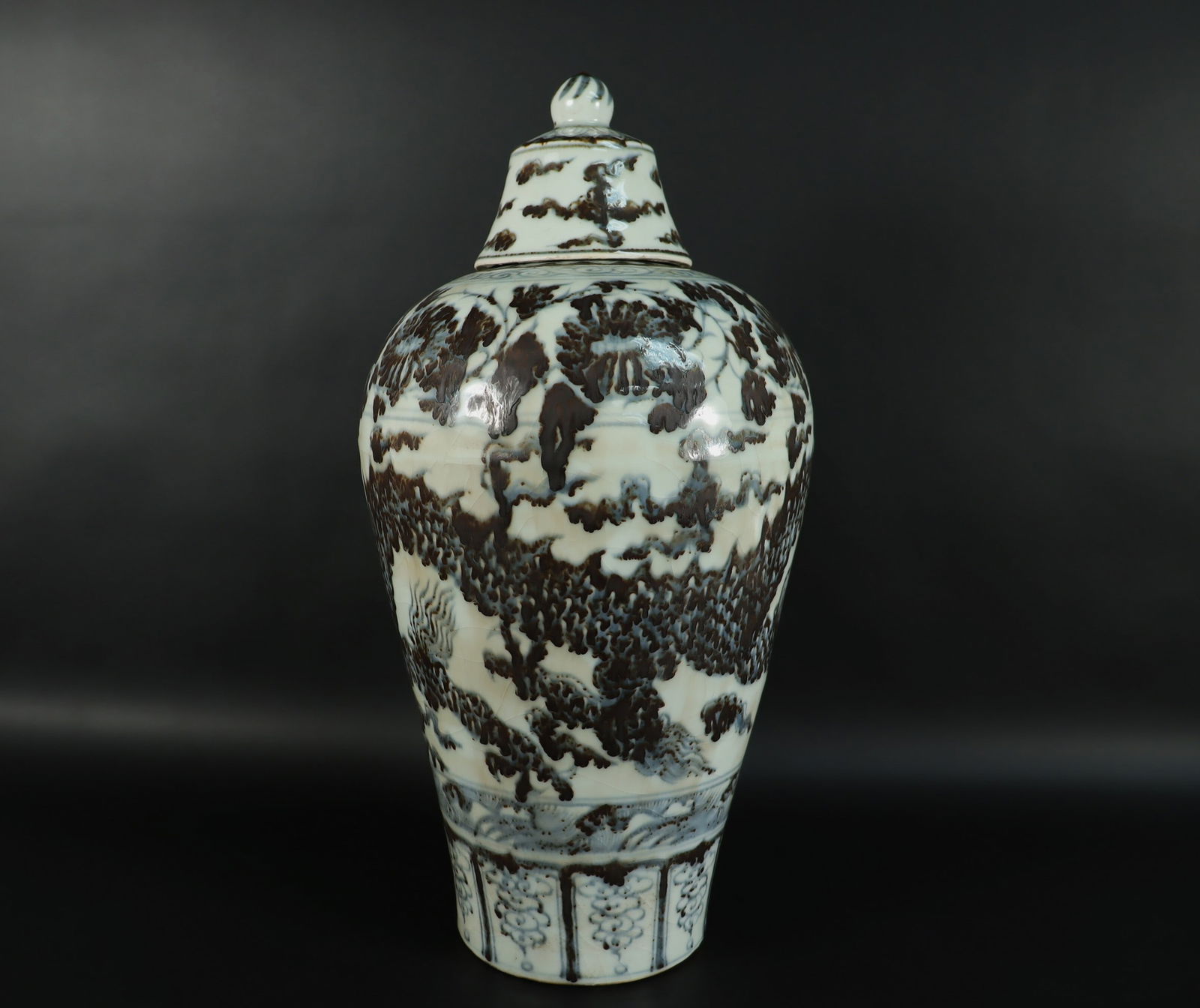 Chinese tall lidded vase: Chinese fine tall lidded vase. H: 13.5" x W: 8.5."