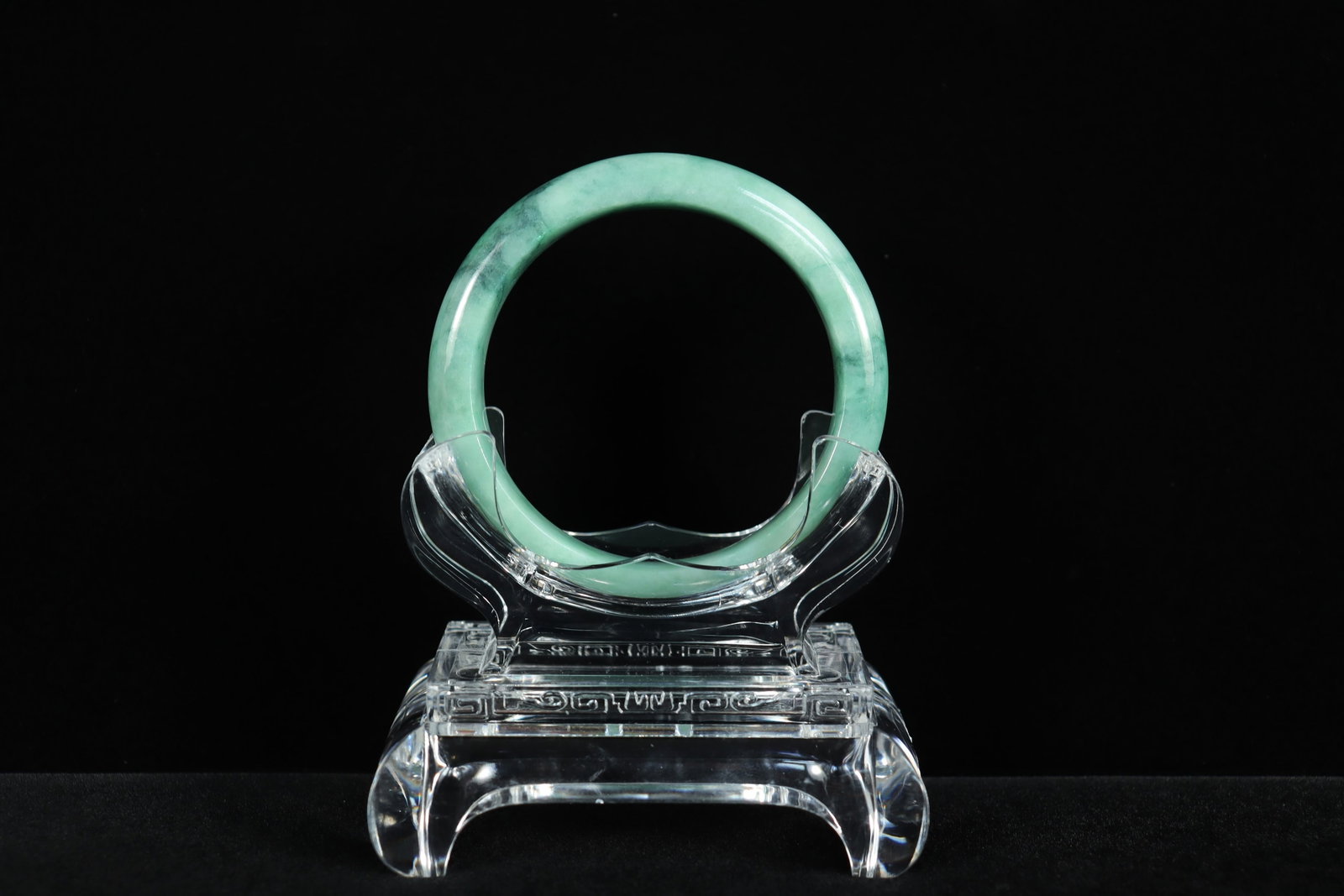 Chinese jadeite bangle: Chinese fine jadeite bangle.