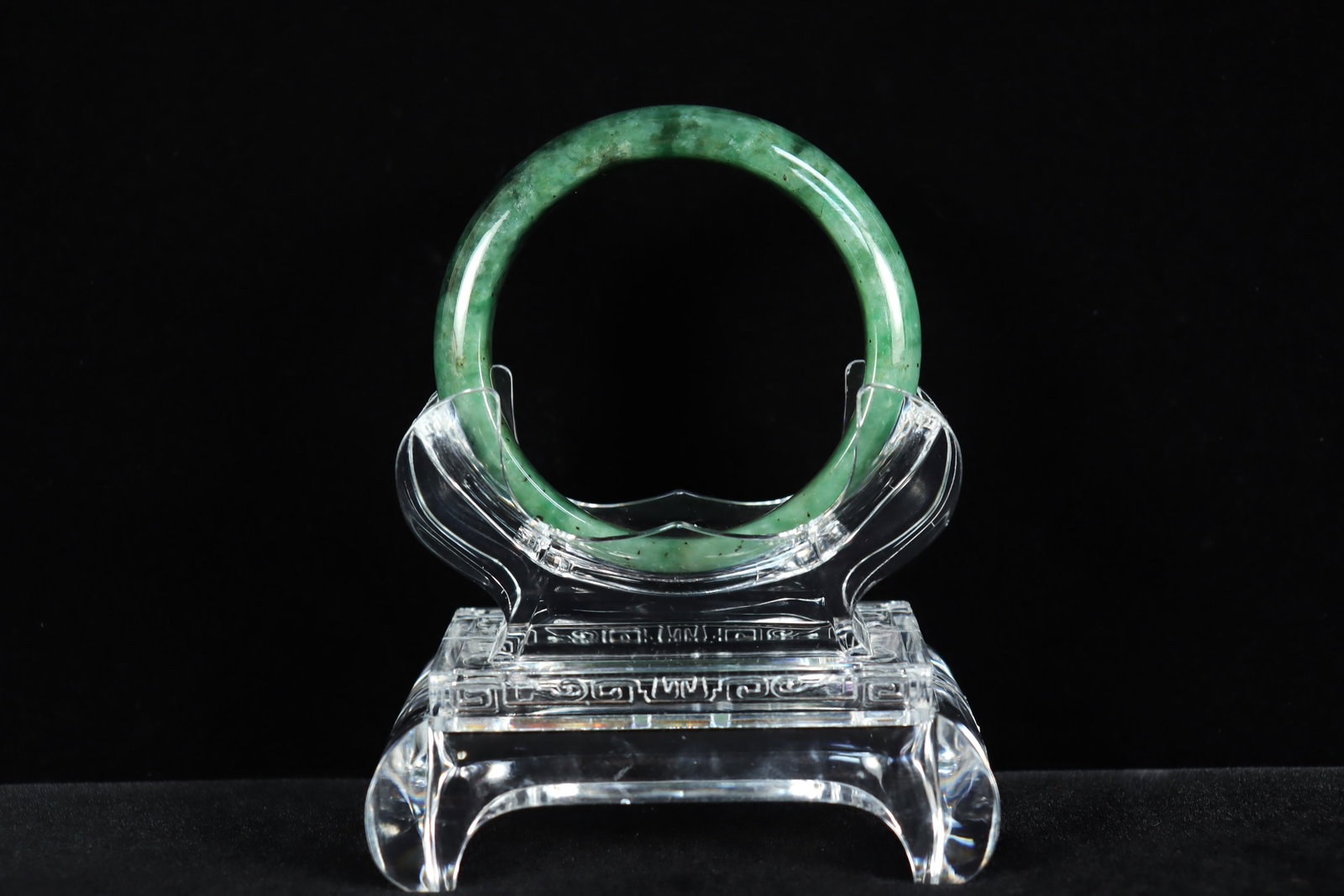 Chinese jadeite bangle: Chinese fine jadeite bangle.