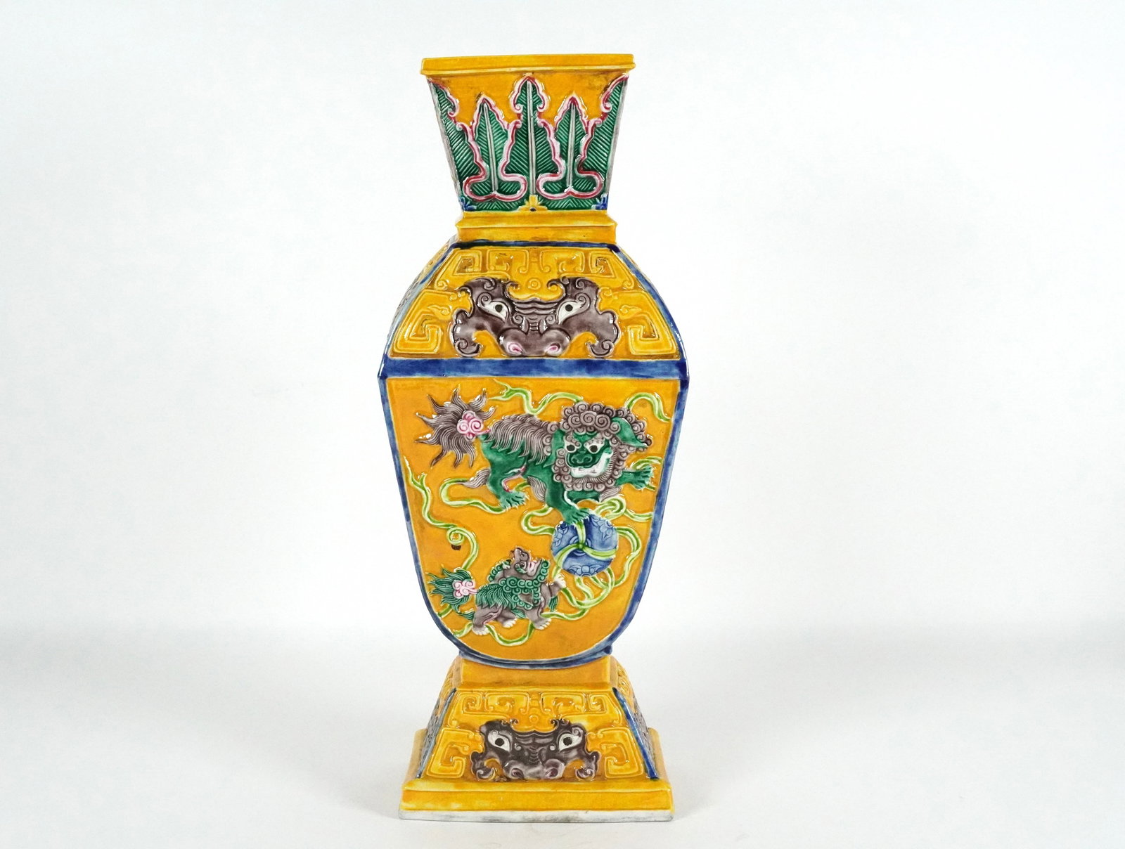 Chinese fine square vase: Chinese fine square vase.