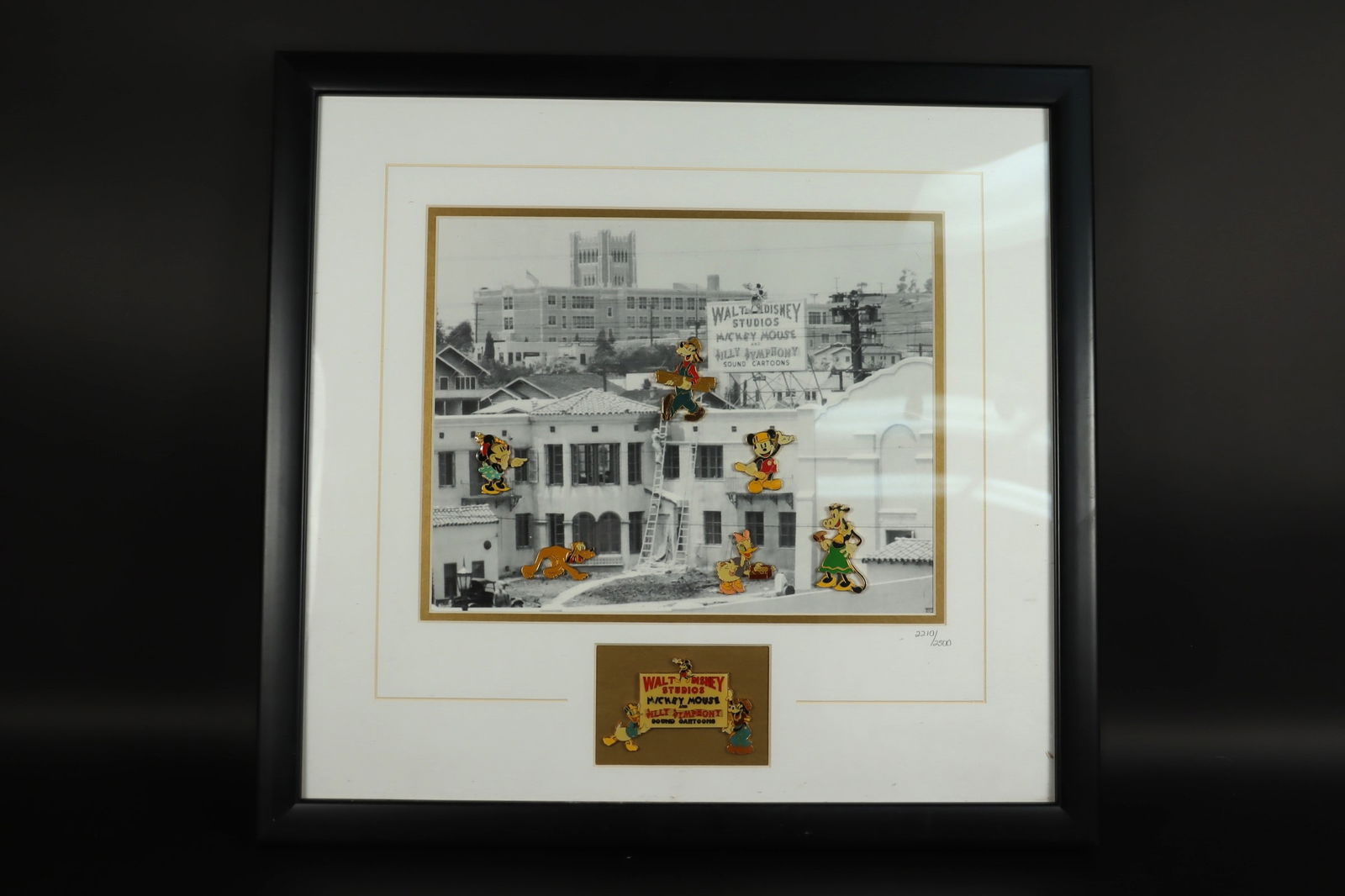 Taylor Swift hand signed vinyl: Taylor Swift hand signed Vinyl with COA.