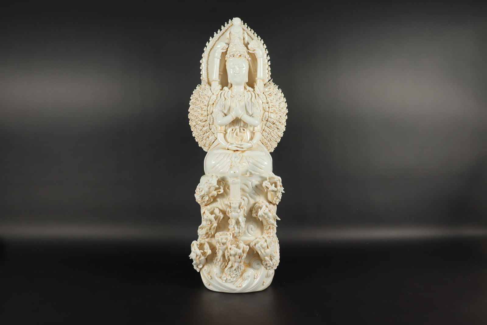 Chinese fine buddha statue (1 of 7)