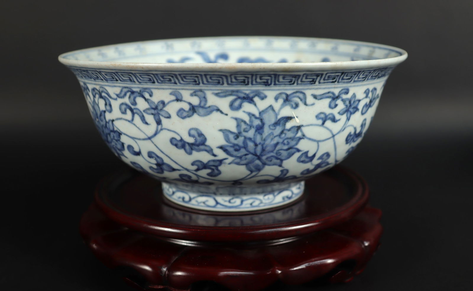 Chinese antique b/w fine bowl: Chinese antique blue and white floral fine bowl, Possibly late 17th century to early 18th century. From a major estate. H: 3.25" x W: 7.5."