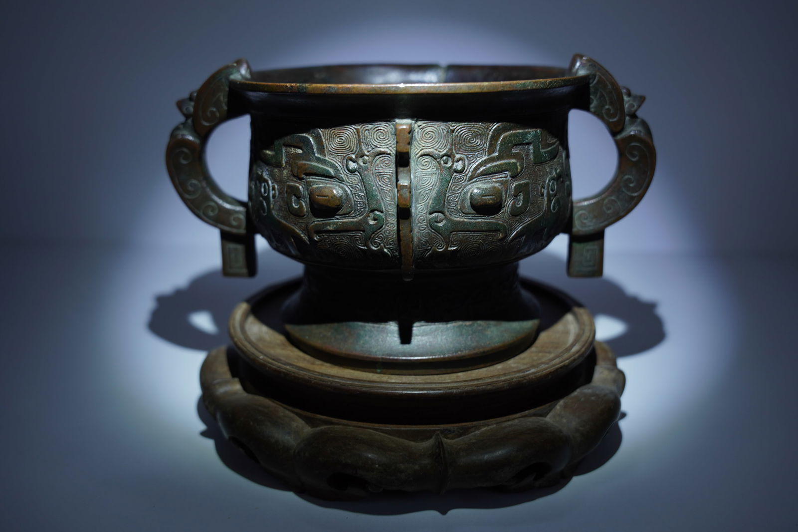 Chinese antique bronze vessel (1 of 9)