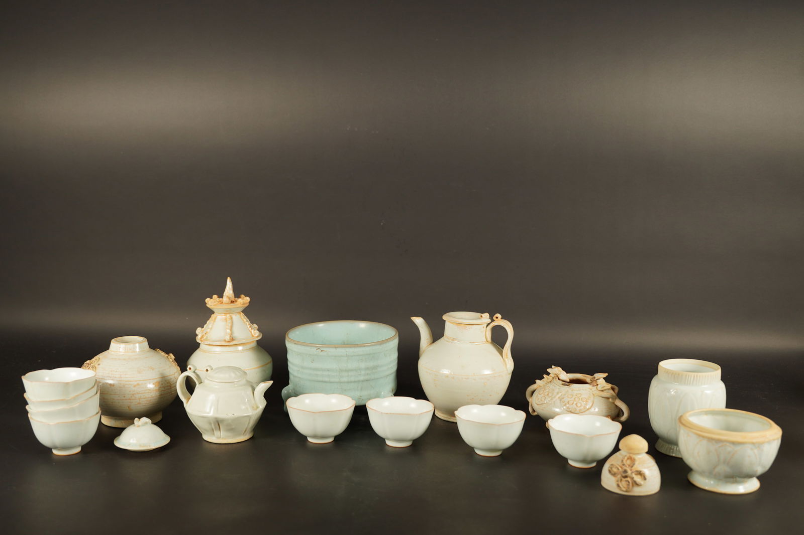 Lots Chinese ceramic items (1 of 7)