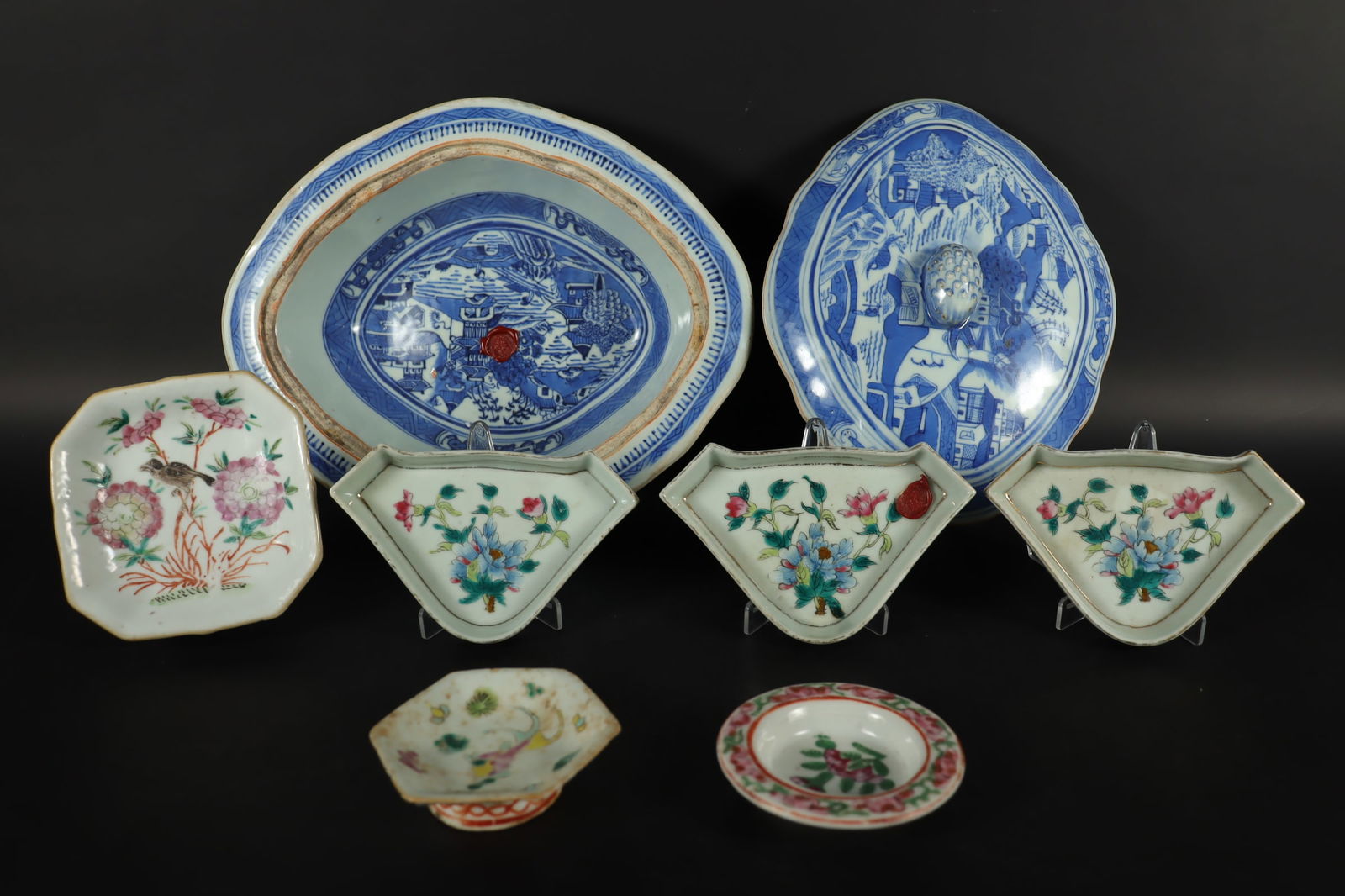 Lots Chinese antique porcelains: Lots Chinese antique fine porcelains, largest H: 2.7" x W: 11." Condition selling it as is. Please refer to detail photos.