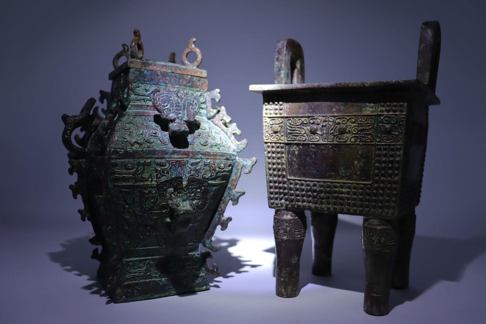 2 Chinese fine bronze vessels (1 of 7)