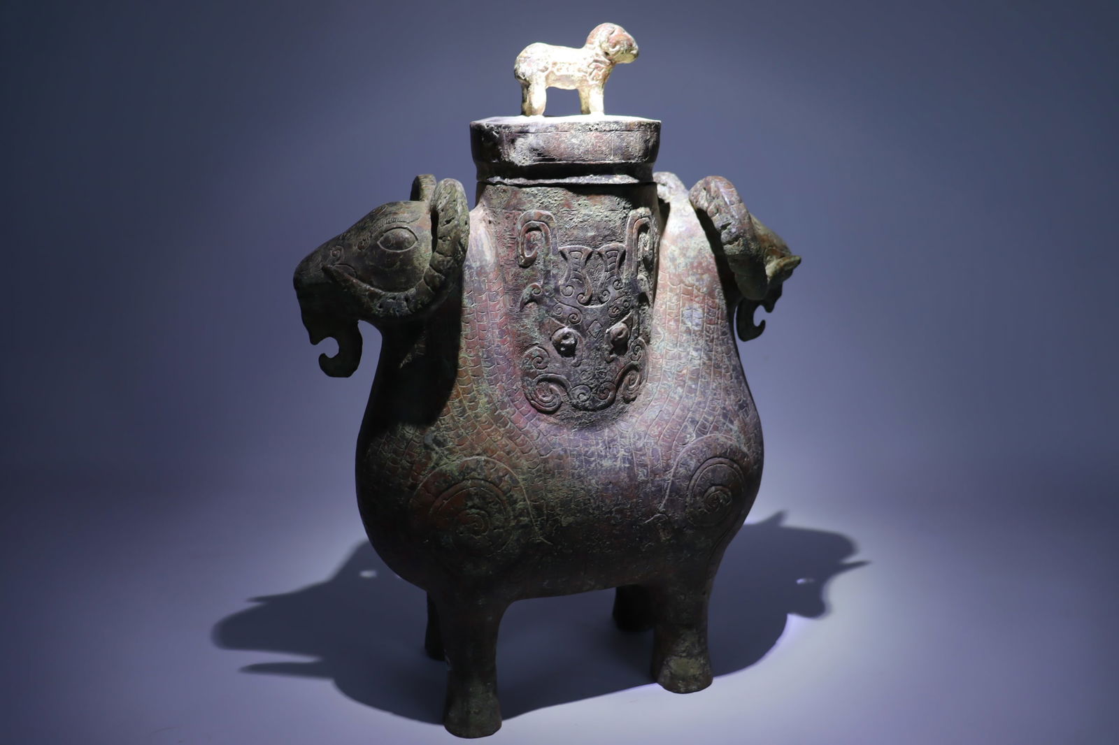 Chinese important bronze vessel (1 of 7)