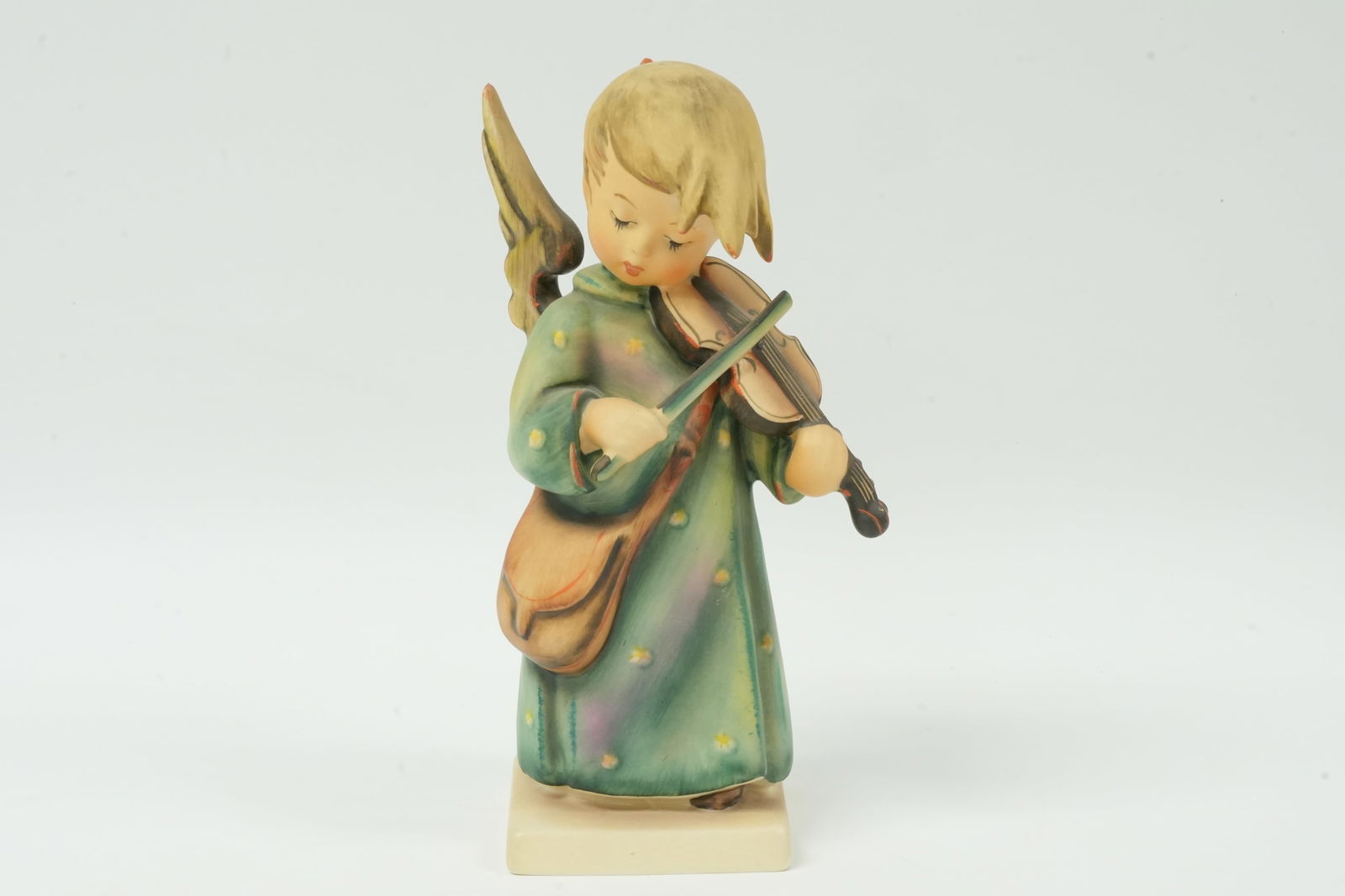 A vintage Hummel figure: A vintage Hummel figurine. H: 7.5" x W: 3."