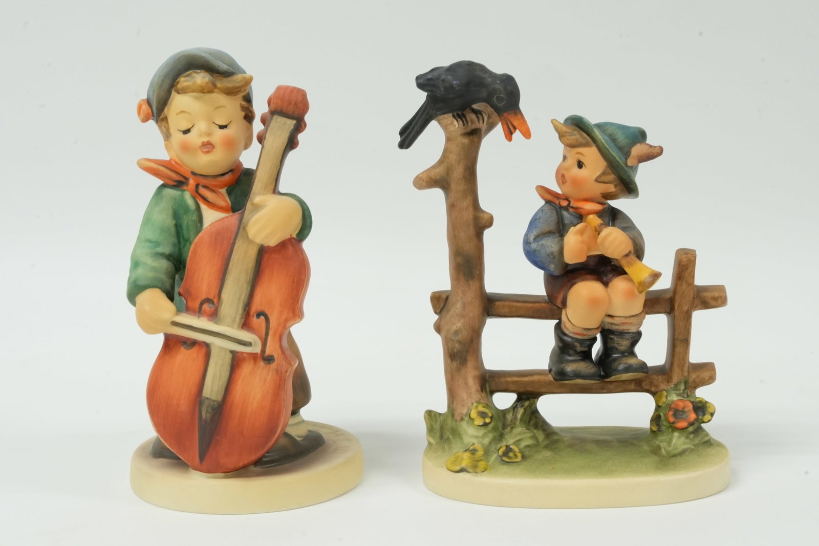 Lots vintage Hummel: Lots vintage Hummel figurine. Largest H: 5.5" x W: 3.5."