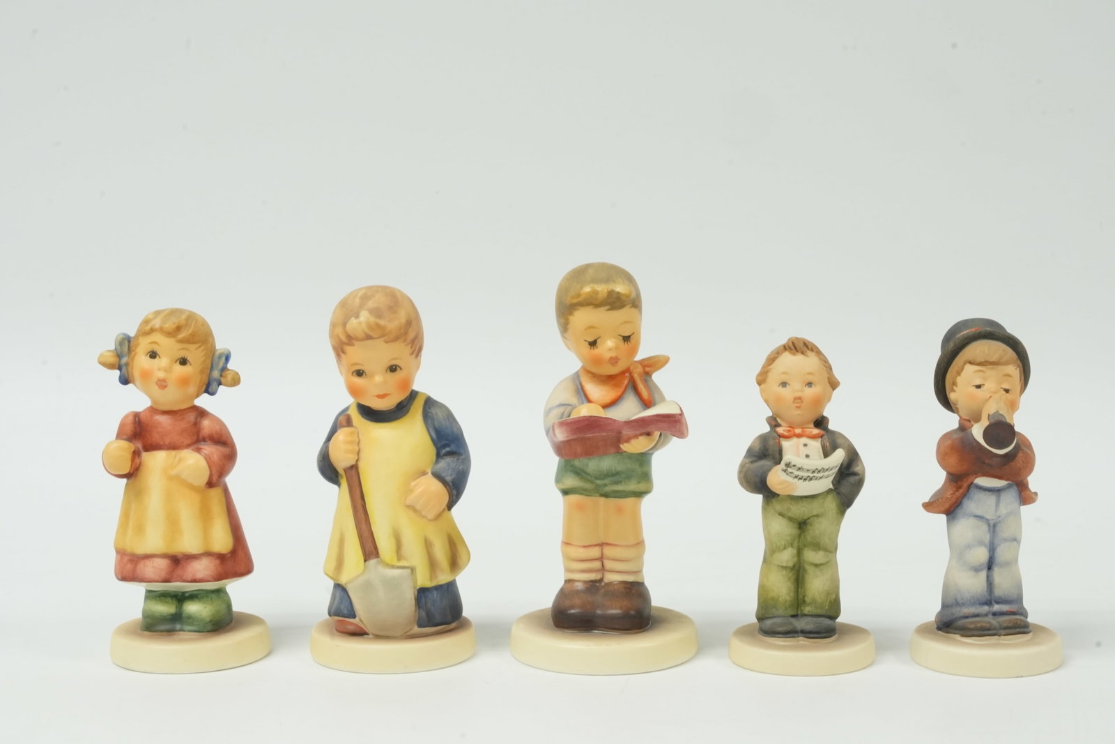 Lots Hummel figurines: Lots Hummel figurines. Largest H: 4" x W: 2."
