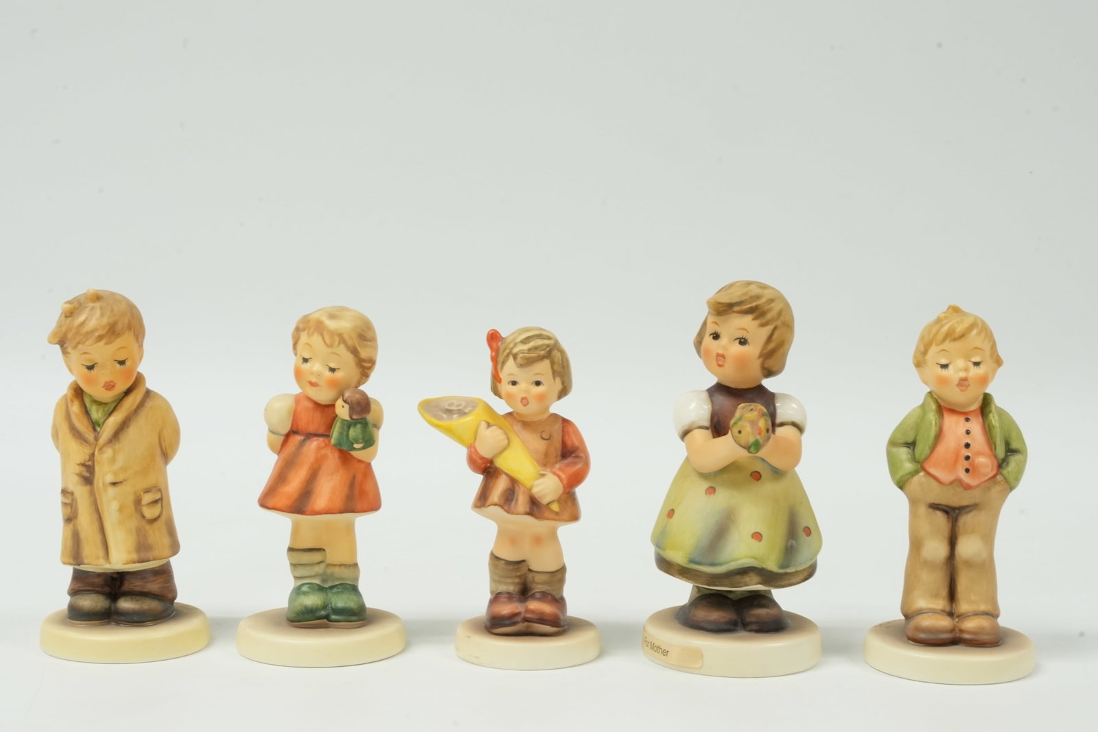 Lots Hummel figurines: Lots Hummel figurines. Largest H: 4" x W: 2."
