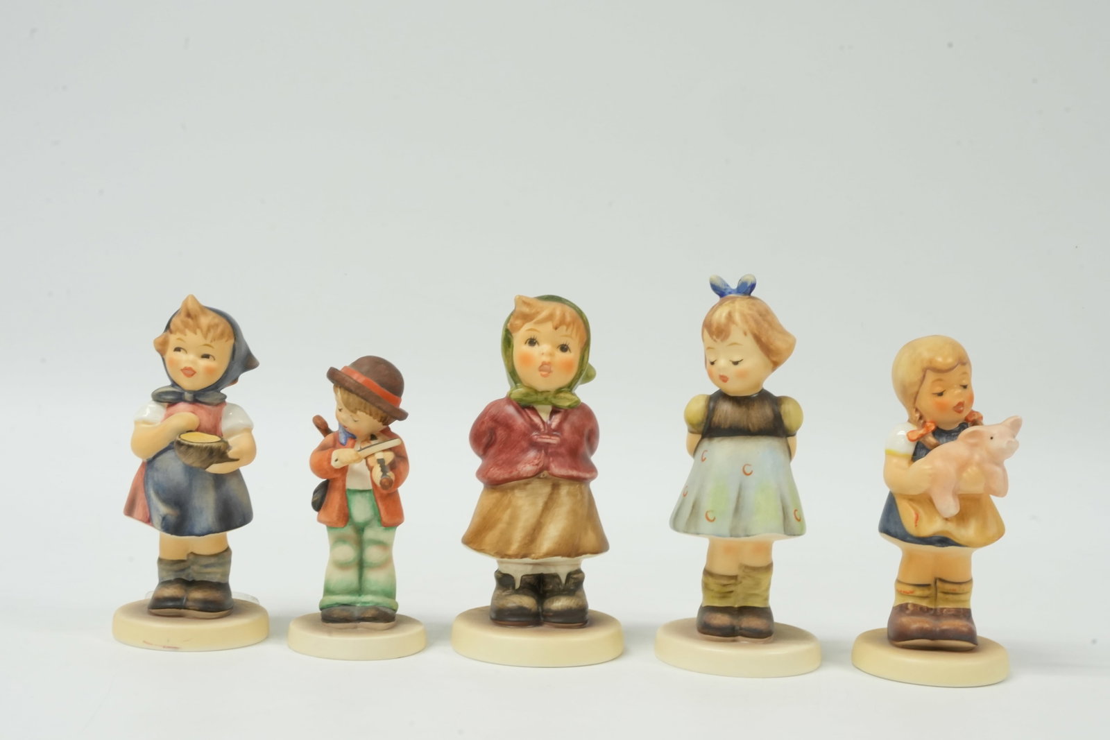 Lots Hummel figurines: Lots Hummel figurines. Largest H: 4" x W: 2."
