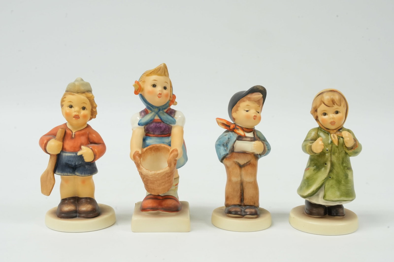 Lots Hummel figurines: Lots Hummel figurines. Largest H: 4.5" x W: 1.5."