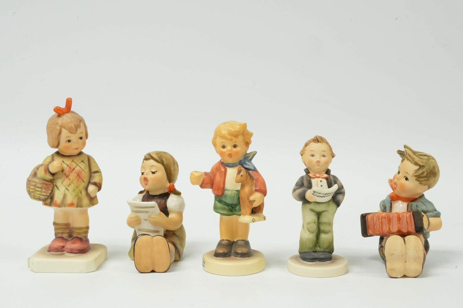 Lots Hummel figurines: Lots Hummel figurines. Largest H: 4" x W: 1.5."