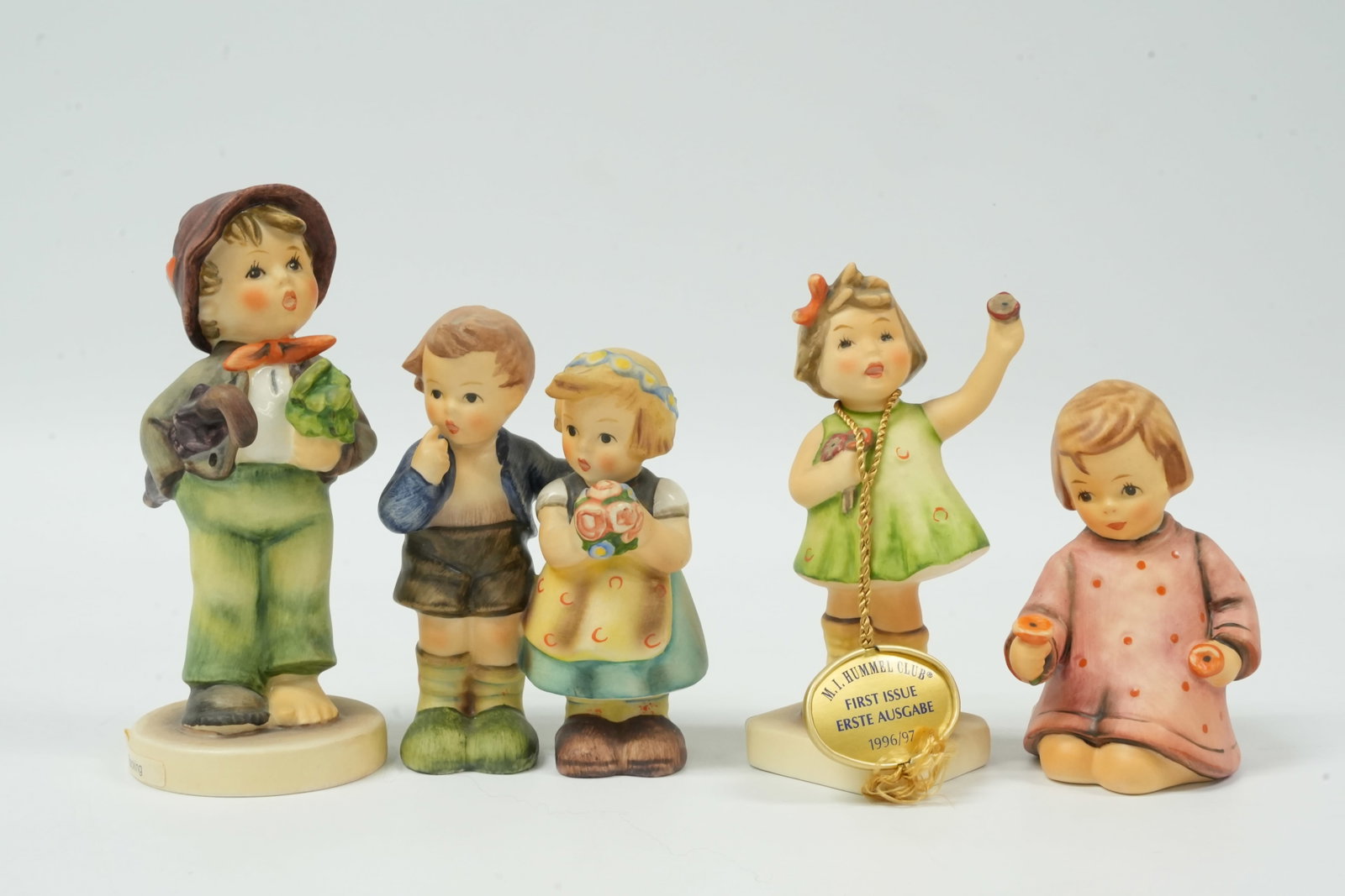 Lots Hummel figurines: Lots Hummel figurines. Largest H: 5" x W? 2.“