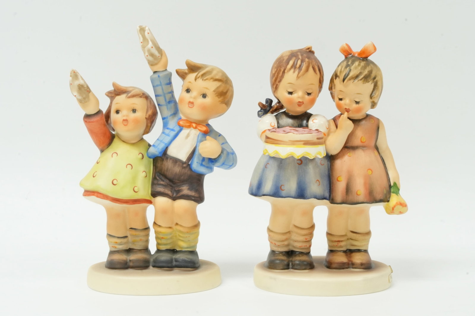 Lots Hummel figurines: Lots Hummel figurines. Largest H: 5.5" x W: 3.5."