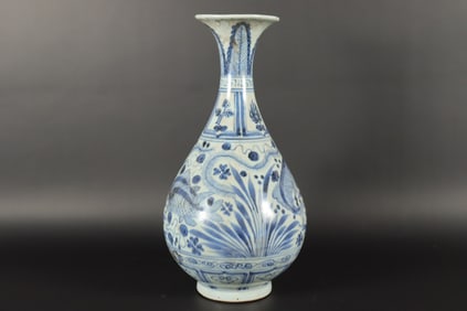 Chinese tall b/w vase