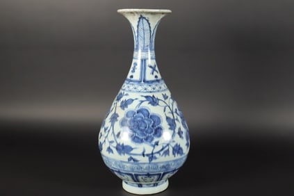 Chinese tall b/w vase
