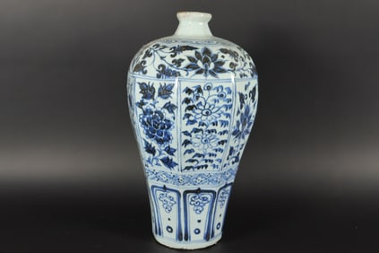 Chinese tall b/w fine vase
