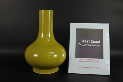 Chinese fine yellow vase