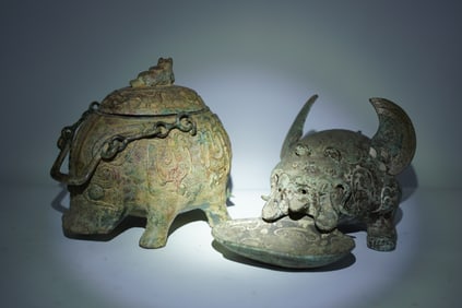 Lots Chinese bronze vessel
